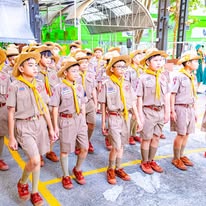 พิธีทบทวนคำปฏิญาณและสวนสนามของโรงเรียนสายอักษร